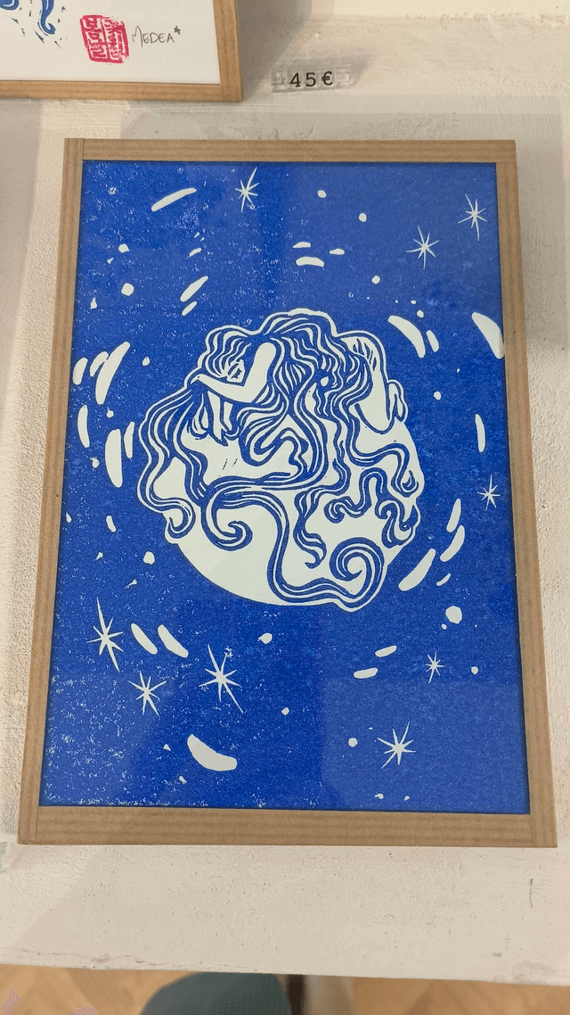 Gaia sur la lune bleu encadrée - Médéa